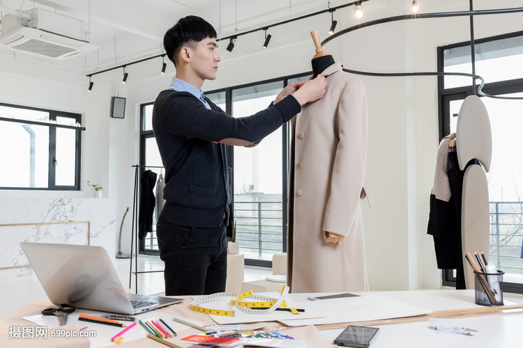 男服裝設(shè)計(jì)師的工作狀態(tài)與產(chǎn)品設(shè)計(jì)流程